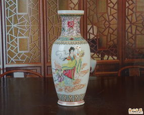景德鎮(zhèn)文革老廠(chǎng)精品 全手工彩繪西蓮邊腳麻姑獻(xiàn)壽花口瓶賞析